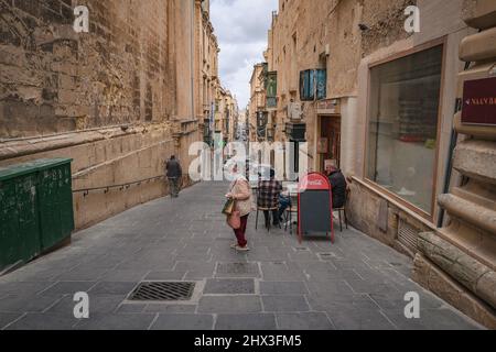 Lokales Leben in den Straßen von Valletta, der Hauptstadt von Malta Stockfoto