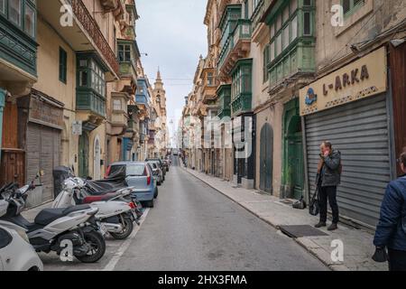 Lokales Leben in den Straßen von Valletta, der Hauptstadt von Malta Stockfoto