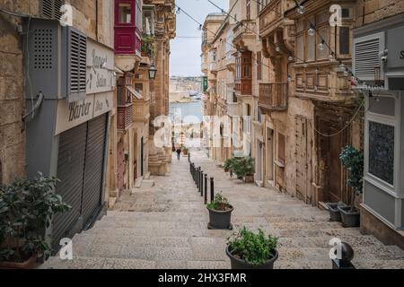 Lokales Leben in den Straßen von Valletta, der Hauptstadt von Malta Stockfoto