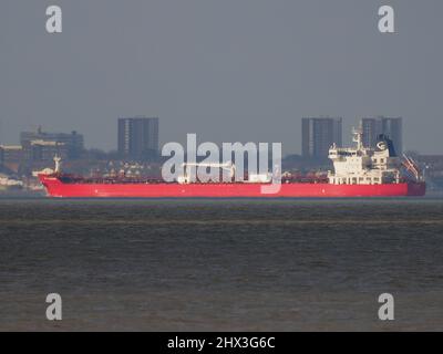 Sheerness, Kent, Großbritannien. 9. März 2022. Steigende Kraftstoffpreise. Zwei Öltanker vor der Küste von Sheerness, Kent, heute Nachmittag. Bild: Der Öl-/Chemietanker „STI Clapham“ passiert im Hintergrund Turmblöcke in Southend. James Bell/Alamy Live News Stockfoto