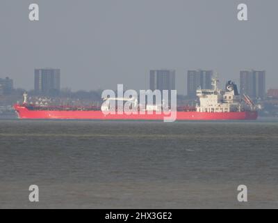 Sheerness, Kent, Großbritannien. 9. März 2022. Steigende Kraftstoffpreise. Zwei Öltanker vor der Küste von Sheerness, Kent, heute Nachmittag. Bild: Der Öl-/Chemietanker „STI Clapham“ passiert im Hintergrund Turmblöcke in Southend. James Bell/Alamy Live News Stockfoto