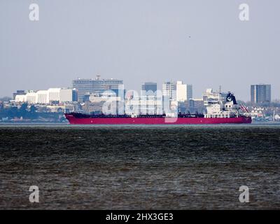 Sheerness, Kent, Großbritannien. 9. März 2022. Steigende Kraftstoffpreise. Zwei Öltanker vor der Küste von Sheerness, Kent, heute Nachmittag. Bild: Der Öl-/Chemietanker „STI Clapham“ passiert im Hintergrund Turmblöcke in Southend. James Bell/Alamy Live News Stockfoto