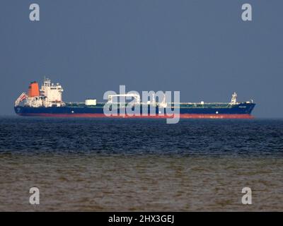 Sheerness, Kent, Großbritannien. 9. März 2022. Steigende Kraftstoffpreise. Zwei Öltanker vor der Küste von Sheerness, Kent, heute Nachmittag. PIC: Der Öl-/Chemietanker 'PILTENE' hat heute Nachmittag vor Sheerness vor Anker gelegt. James Bell/Alamy Live News Stockfoto