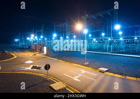 Elektrisches Umspannwerk in Asuncion, Paraguay bei Nacht. Stockfoto