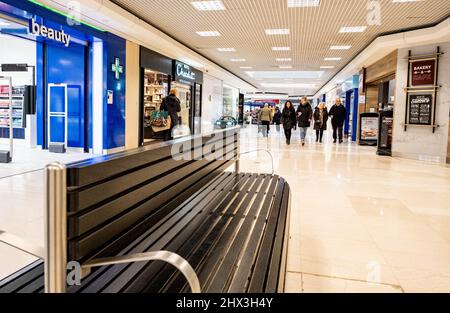 Epsom Surrey London, Großbritannien, März 9 2022, People Inside Shopping Mall Stockfoto