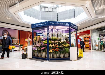 Epsom Surrey London, Großbritannien, März 9 2022, People Inside Shopping Mall Stockfoto