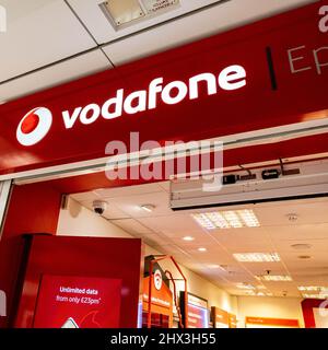 Epsom Surrey London, Großbritannien, März 9 2022, Vodafone Mobile Phone High Street Shop Front und Logo Stockfoto