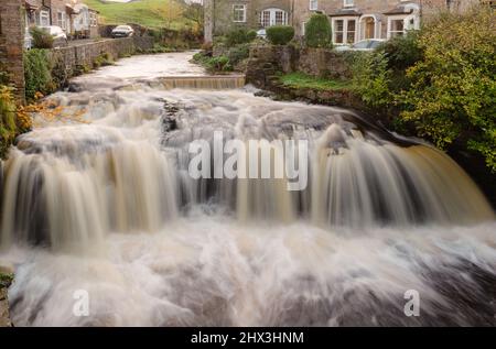 Wasserfall auf Gayle Beck im Zentrum der Yorkshire-Dales-Stadt Hawes, Wensleydale Stockfoto