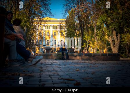 KIEW, Ukraine - 21,2019. Oktober: Straßenmusiker spielt in Kiew Trompete. Stockfoto