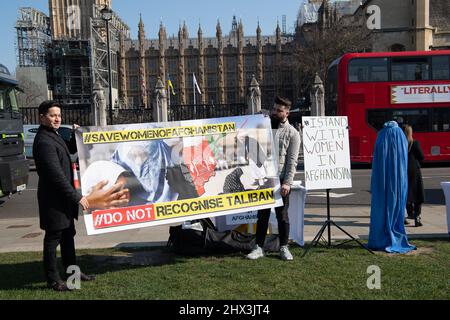 Westminster, London, Großbritannien. 9.. März 2022. Save Women of Afghanistan Demonstranten protestierten heute vor dem Unterhaus über die Rechte der Frauen in Afghanistan. Quelle: Maureen McLean/Alamy Live News Stockfoto