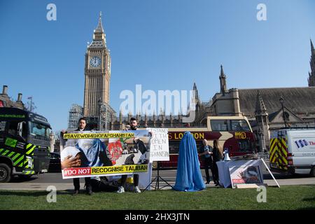 Westminster, London, Großbritannien. 9.. März 2022. Save Women of Afghanistan Demonstranten protestierten heute vor dem Unterhaus über die Rechte der Frauen in Afghanistan. Quelle: Maureen McLean/Alamy Live News Stockfoto