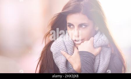 In der Kälte stilvoll bleiben. Kurze Aufnahme einer schönen jungen Frau in stilvoller Winterkleidung. Stockfoto
