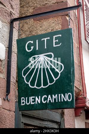 Schild vor einer Gite / Albergue eine Herberge für Pilger auf dem Camino de Santiago in St. Jean Pied de Port, Frankreich Stockfoto