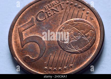 Nahaufnahme einer 5-Euro-Cent-Münze.5-Euro-Cent-Münze. Fünf Eurocent in einer extremen Nahaufnahme. Stockfoto