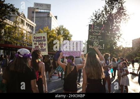 Santiago, Chile. 08. März 2022. Aktivistinnen marschieren mit Plakaten, die ihre Meinung während der Demonstration ausdrücken. Feministinnen marschieren am 8.. März in Santiago de Chile zu einer Demonstration, die an die sozialen, politischen und wirtschaftlichen Errungenschaften von Frauen erinnert. (Foto von Vanessa Rubilar/SOPA Images/Sipa USA) Quelle: SIPA USA/Alamy Live News Stockfoto