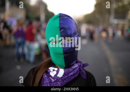 Santiago, Chile. 08. März 2022. Eine Aktivistin trägt während der Demonstration eine Balaclava-Maske. Feministinnen marschieren am 8.. März in Santiago de Chile zu einer Demonstration, die an die sozialen, politischen und wirtschaftlichen Errungenschaften von Frauen erinnert. (Foto von Vanessa Rubilar/SOPA Images/Sipa USA) Quelle: SIPA USA/Alamy Live News Stockfoto