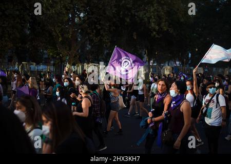 Santiago, Chile. 08. März 2022. Aktivistinnen marschieren während der Demonstration mit feministischen Fahnen. Feministinnen marschieren am 8.. März in Santiago de Chile zu einer Demonstration, die an die sozialen, politischen und wirtschaftlichen Errungenschaften von Frauen erinnert. (Foto von Vanessa Rubilar/SOPA Images/Sipa USA) Quelle: SIPA USA/Alamy Live News Stockfoto