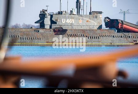 09. März 2022, Mecklenburg-Vorpommern, Peenemünde: Das stillgelegte russische U 461 der Julietklasse liegt im Hafen von Peenemünde. Das 87 Meter lange Diesel-Elektro-Raketen-U-Boot war früher mit vier Marschflugkörpern und Torpedos bewaffnet. Das Boot wurde 1965 in Dienst gestellt und kann heute als Museum-U-Boot gesehen werden. Foto: Stefan Sauer/dpa Stockfoto