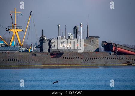 09. März 2022, Mecklenburg-Vorpommern, Peenemünde: Das stillgelegte russische U 461 der Julietklasse liegt im Hafen von Peenemünde. Das 87 Meter lange Diesel-Elektro-Raketen-U-Boot war früher mit vier Marschflugkörpern und Torpedos bewaffnet. Das Boot wurde 1965 in Dienst gestellt und kann heute als Museum-U-Boot gesehen werden. Foto: Stefan Sauer/dpa Stockfoto