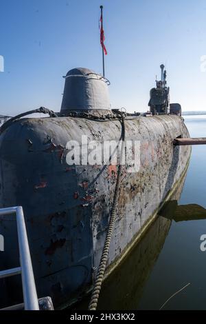 09. März 2022, Mecklenburg-Vorpommern, Peenemünde: Das stillgelegte russische U 461 der Julietklasse liegt im Hafen von Peenemünde. Das 87 Meter lange Diesel-Elektro-Raketen-U-Boot war früher mit vier Marschflugkörpern und Torpedos bewaffnet. Das Boot wurde 1965 in Dienst gestellt und kann heute als Museum-U-Boot gesehen werden. Foto: Stefan Sauer/dpa Stockfoto