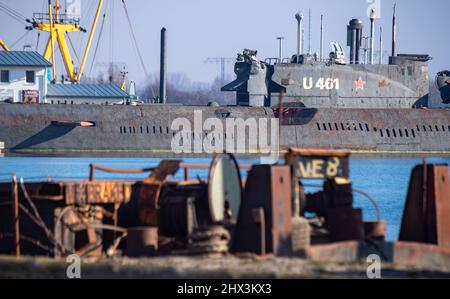 09. März 2022, Mecklenburg-Vorpommern, Peenemünde: Das stillgelegte russische U 461 der Julietklasse liegt im Hafen von Peenemünde. Das 87 Meter lange Diesel-Elektro-Raketen-U-Boot war früher mit vier Marschflugkörpern und Torpedos bewaffnet. Das Boot wurde 1965 in Betrieb genommen und kann heute als Museum-U-Boot angesehen werden. Foto: Stefan Sauer/dpa Stockfoto