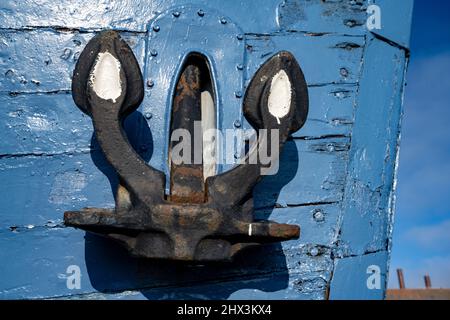 09. März 2022, Mecklenburg-Vorpommern, Peenemünde: Ein Anker hängt an einem Holzschiff im Hafen von Peenemünde auf der Insel Usedom. Foto: Stefan Sauer/dpa Stockfoto