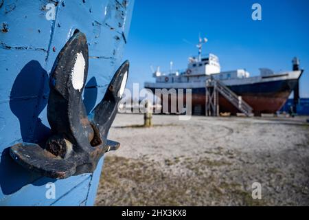 09. März 2022, Mecklenburg-Vorpommern, Peenemünde: Ein Holzschiff steht bei sonnigem Wetter im Hafen von Peenemünde auf der Insel Usedom. Foto: Stefan Sauer/dpa Stockfoto