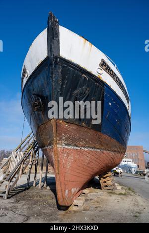 09. März 2022, Mecklenburg-Vorpommern, Peenemünde: Ein Holzschiff steht bei sonnigem Wetter im Hafen von Peenemünde auf der Insel Usedom. Foto: Stefan Sauer/dpa Stockfoto