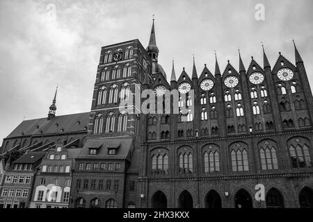 Stralsund, Deutschland 24. Juni 2021, Schwarz-Weiß-Foto des berühmten Rathauses von Stralsund mit der St. Nikolai-Kirche Stockfoto