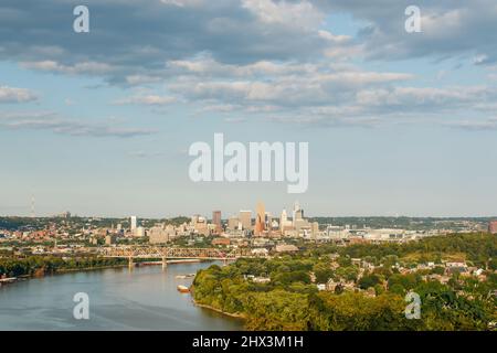 Die Skyline von Cincinnati vom Mount Echo Park aus gesehen. Ohio River ist im Vordergrund. Cincinnati, Ohio, USA. Stockfoto