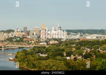 Die Skyline von Cincinnati vom Mount Echo Park aus gesehen. Ohio River ist im Vordergrund. Cincinnati, Ohio, USA. Stockfoto