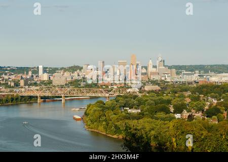 Die Skyline von Cincinnati vom Mount Echo Park aus gesehen. Ohio River ist im Vordergrund. Cincinnati, Ohio, USA. Stockfoto