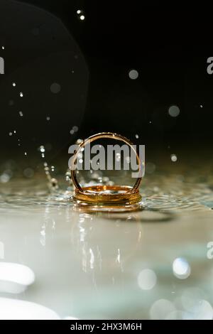 Eheringe mit Gelbgold, Satz Eheringe. Stockfoto