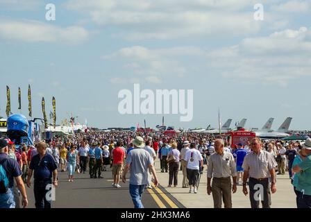 Menschenmassen auf der RAF Waddington Airshow 2009 mit Kampfflugzeugen. Vollgepackte öffentliche Veranstaltung. Sonnige Sommerveranstaltung. Stockfoto