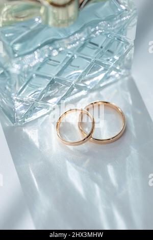 Eheringe mit Gelbgold, Satz Eheringe. Stockfoto