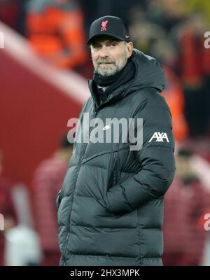 8.. März 2022 ; Anfield, Liverpool, England; Champions League Fußball, Liverpool gegen Inter Mailand : Liverpool-Manager Jurgen Klopp beobachtet seine Spieler, wie sie sich aufwärmen Stockfoto