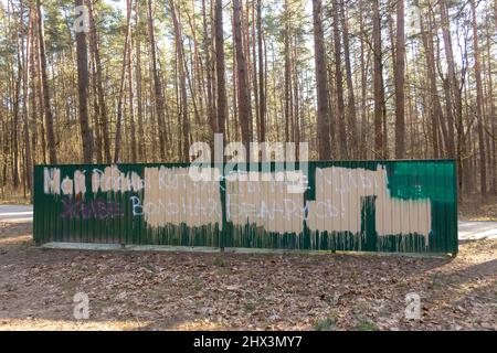 Grodno, Weißrussland - 06. März 2022: Die Inschrift Freie Weißrussland und eine Zeile aus dem berühmten Gedicht von Yakub Kolas auf dem Zaun des Containerstandortes für g Stockfoto