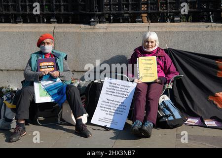 Westminster, London, Großbritannien. 8.. März 2022. Friedliche Demonstranten hielten eine Mahnwache vor dem Unterhaus ab, die über fossile Brennstoffe hinausging. Sie erklären, dass die britische Regierung jährlich £10 Milliarden in die fossile Energiewirtschaft ausgießt. Wir müssen jetzt unsere Abhängigkeit von fossilen Brennstoffen überwinden, mit einem sofortigen Ende der neuen Ölexploration und -Lizenzen sowie der Subventionen für fossile Brennstoffe.“ Sie fordern die Menschen auf, sich ihrer Mahnwache und ihrem Fasten vor dem Parlament bis zum 20.. März 2022 anzuschließen. Quelle: Maureen McLean/Alamy Live News Stockfoto