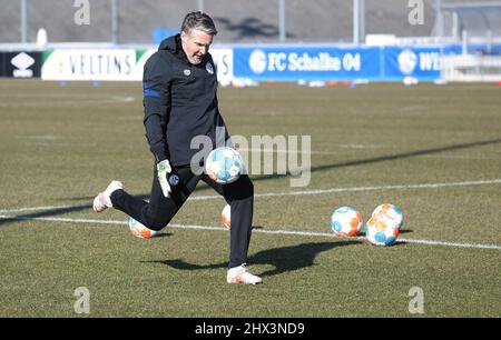 Stadt Gelsenkirchen, Deutschland. 09. Mär, 2022. firo: 09.03.2022 Fuvuball, 1.Bundesliga, Saison 2021/2022, FC Schalke 04, Training, Wieder Torwarttrainer Simon Henzler Kredit: dpa/Alamy Live News Stockfoto