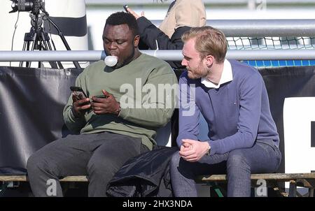 Stadt Gelsenkirchen, Deutschland. 09. Mär, 2022. firo : 03/09/2022 Fuvuball, 1. Bundesliga, Saison 2021/2022, FC Schalke 04, Training, Gerald Asamoah mit Kaugummi und MARIO GREVELHvñRSTER/dpa/Alamy Live News Stockfoto