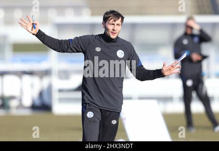 Stadt Gelsenkirchen, Deutschland. 09. Mär, 2022. firo: 09.03.2022 Fuvuball, 1.Bundesliga, Saison 2021/2022, FC Schalke 04, Training, Co-Coach Matthias Kreutzer Credit: dpa/Alamy Live News Stockfoto