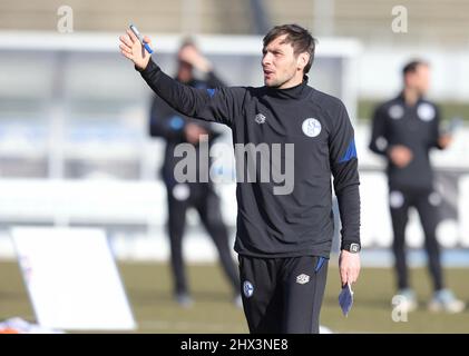 Stadt Gelsenkirchen, Deutschland. 09. Mär, 2022. firo: 09.03.2022 Fuvuball, 1.Bundesliga, Saison 2021/2022, FC Schalke 04, Training, Co-Coach Matthias Kreutzer Credit: dpa/Alamy Live News Stockfoto