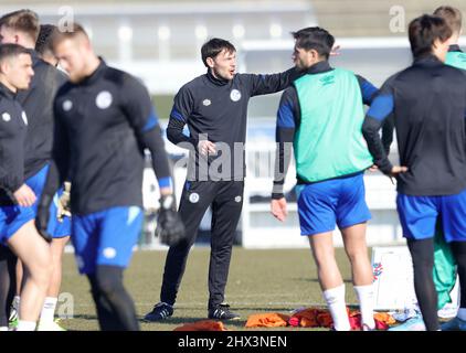 Stadt Gelsenkirchen, Deutschland. 09. Mär, 2022. firo: 09.03.2022 Fuvuball, 1.Bundesliga, Saison 2021/2022, FC Schalke 04, Training, Co-Coach Matthias Kreutzer Credit: dpa/Alamy Live News Stockfoto