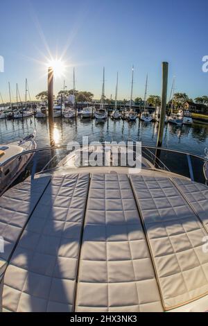 NORWALK, CT, USA - 19. SEPTEMBER 2013: Absolute 55-FLY-Ansicht von oben in Norwalk Boat Show 2013 Stockfoto