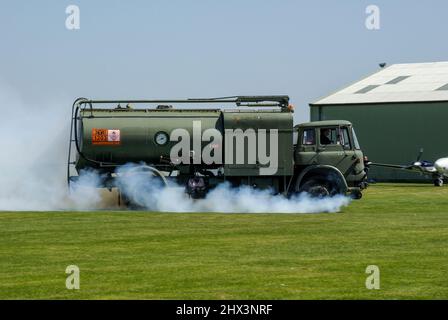 Alter, ehemaliger militärischer Treibstoffbowser, der zum Betanken von Flugzeugen auf dem Flugplatz Great Oakley, Essex, Großbritannien, verwendet wird. Dicker Rauchablass Stockfoto