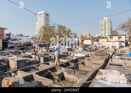 Blick auf Reihen von Betonwaschstiften im Mahalaxmi Dhobi Ghat, einem großen Open-Air-Waschsalon in Mumbai, Indien Stockfoto