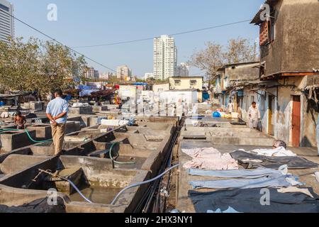 Blick auf Reihen typischer Betonwaschstifte im Mahalaxmi Dhobi Ghat, einem großen Open-Air-Waschsalon in Mumbai, Indien Stockfoto