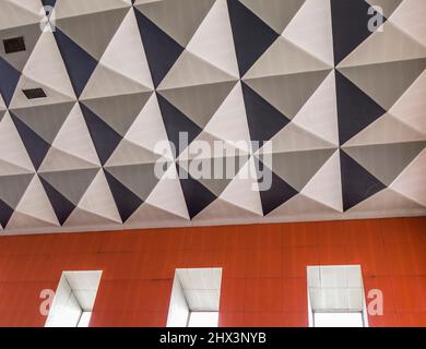 Die spektakuläre pyramidenartige, geometrische Decke im Castlegate Center, Stockton on Tees, England, Großbritannien Stockfoto