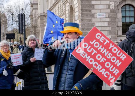 London, England. 9.. März 2022. Der britische Aktivist Steve Bray hält ein Banner mit der Aufschrift ‘Get Your Johnson Out of Democracy’. Anti-Tory-Aktivisten vor dem Parlament protestieren gegen die konservative Regierung und den britischen Premierminister Boris Johnsons, die am Brexit beteiligt sind. Kredit: SMP Nachrichten / Alamy Live Nachrichten Stockfoto