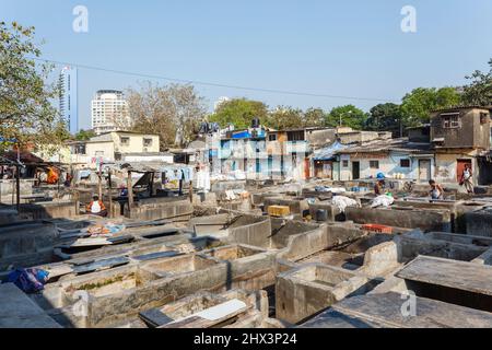 Blick auf Reihen von Betonwaschstiften im Mahalaxmi Dhobi Ghat, einem großen Open-Air-Waschsalon in Mumbai, Indien Stockfoto